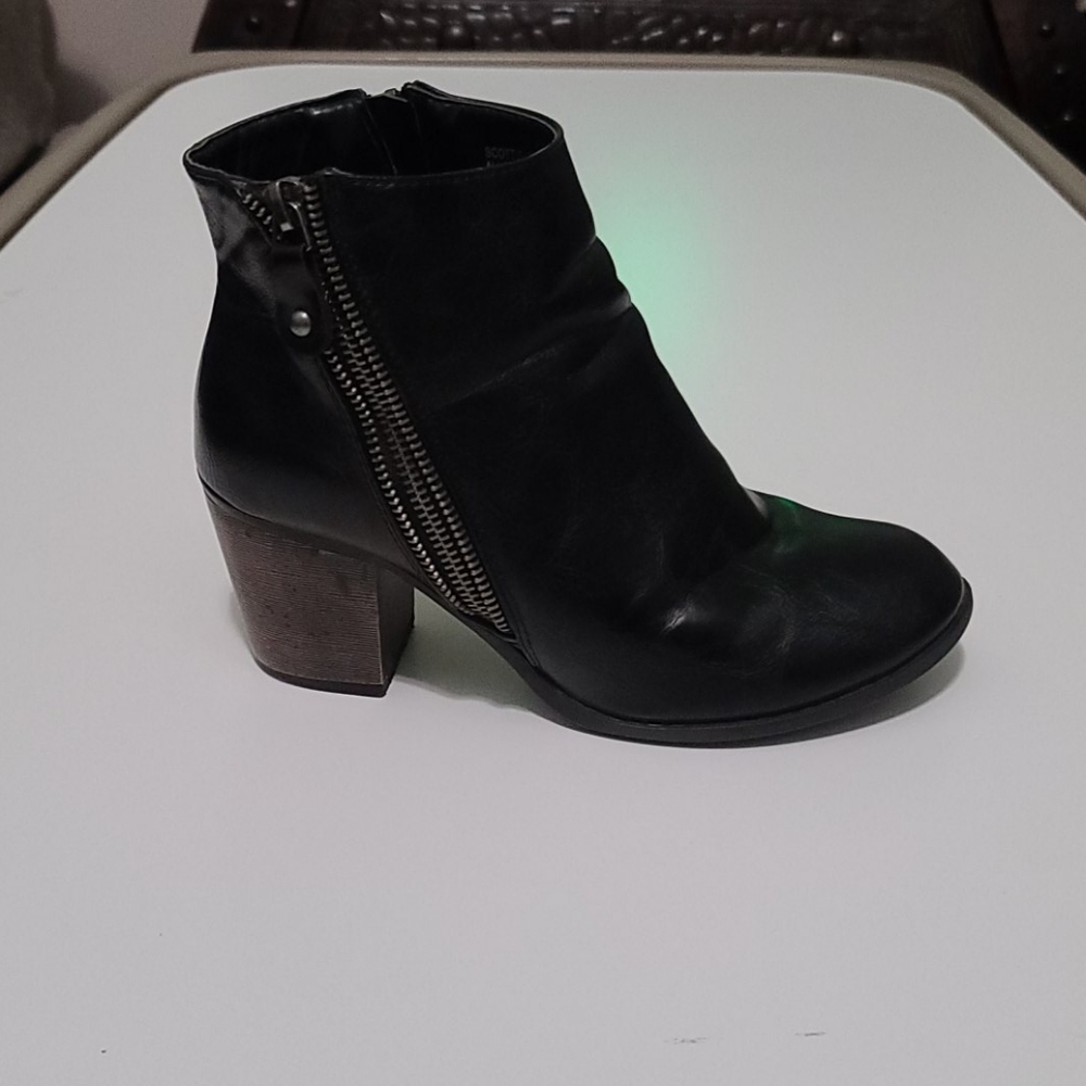 Boots - Picture 5 of 8
